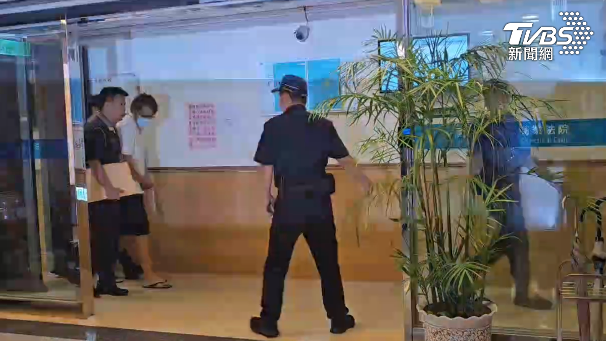 上銬移審畫面曝!台積電竊密副理被問「為何當叛徒?」 他低頭不回應