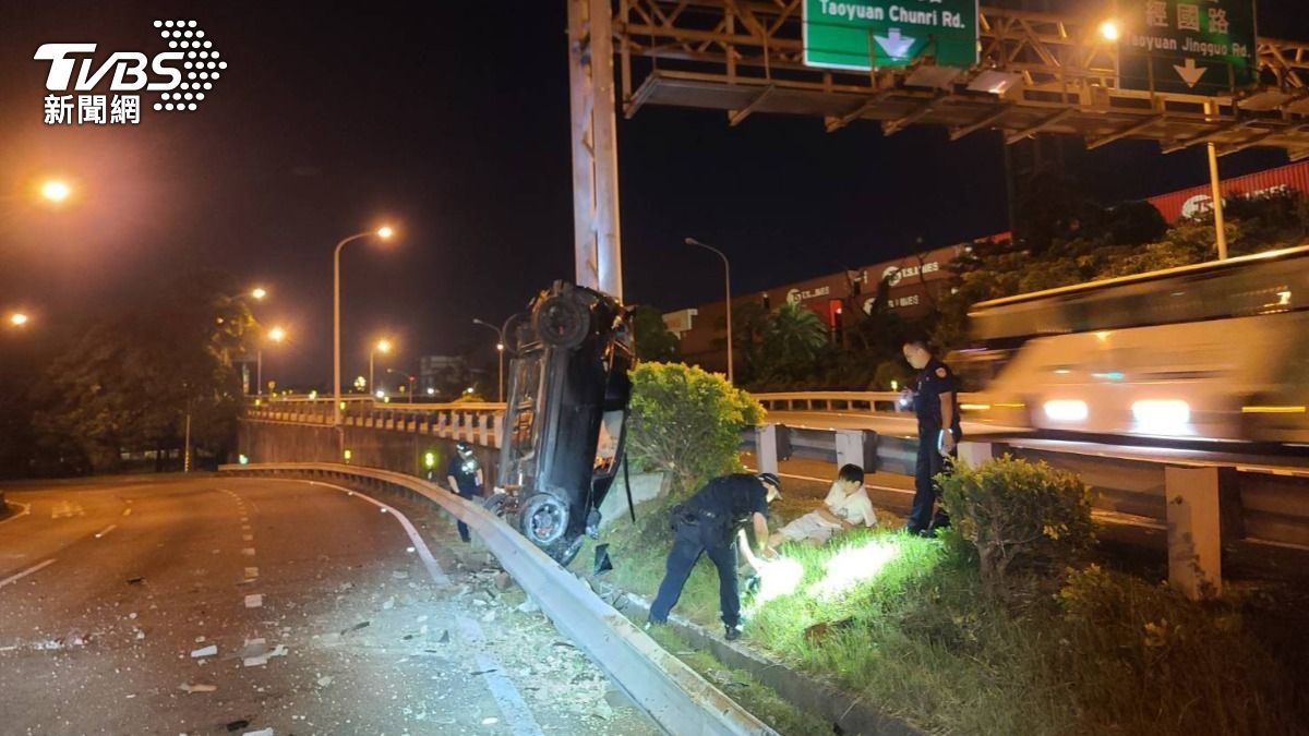 女毒蟲拒檢衝國道…下一秒失控整輛車「直立卡護欄」 車內還藏毒