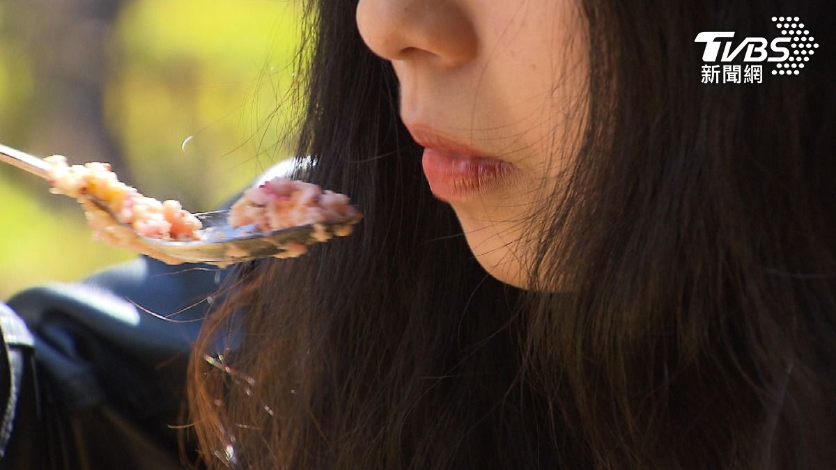 更年期吃東西味道變了?金屬味、酸苦味恐與荷爾蒙下降有關