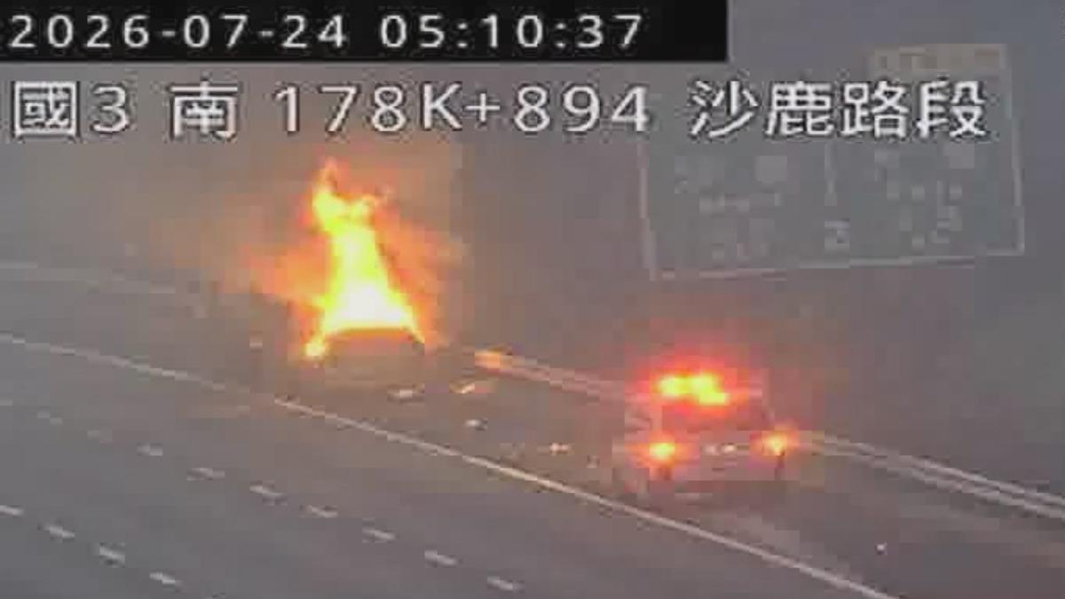國3沙鹿段火燒車!小客車追撞大貨車 駕駛受困活活燒成焦屍