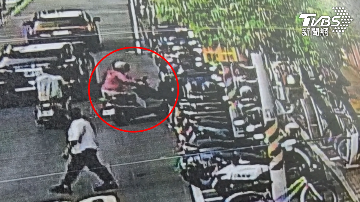 獨/弄倒機車扶正才離開 「沒報警」也算肇事逃逸