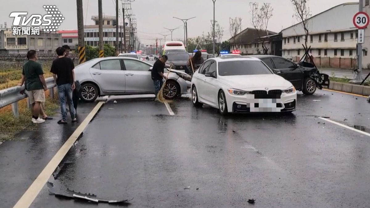 影音/雨中狂飆!5車連環撞釀7人傷 毒駕男上銬