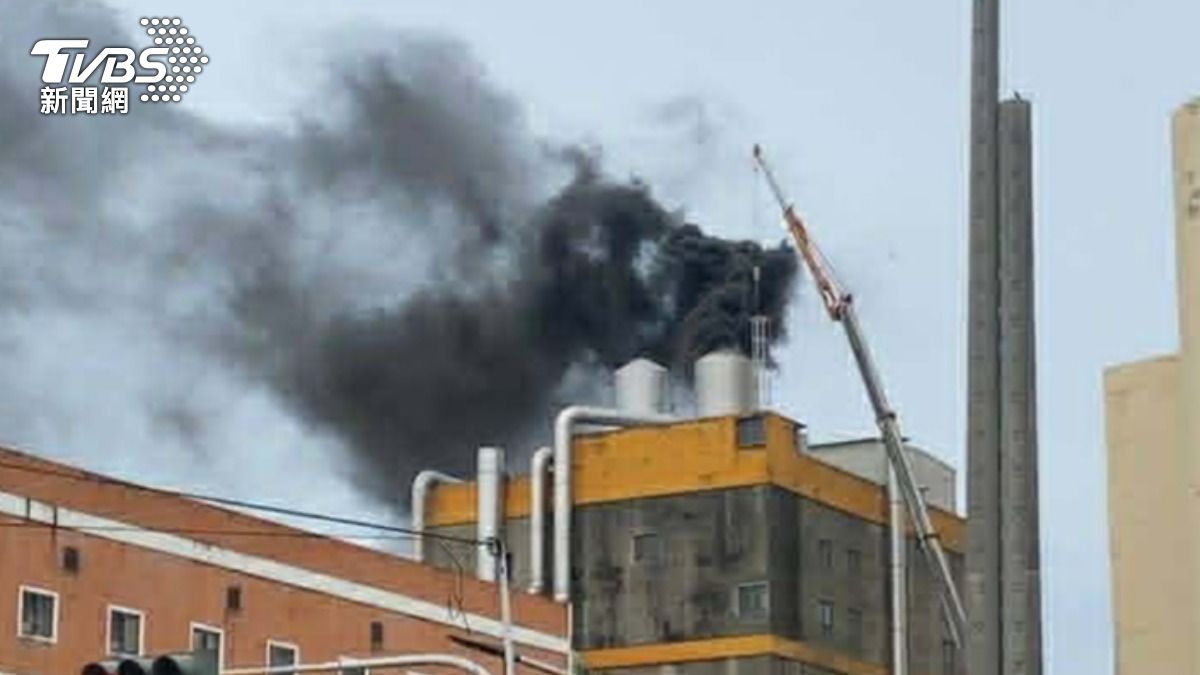 捲致癌油又遇火劫!福壽沙鹿廠頂樓竄黑煙 最高恐吞500萬罰單