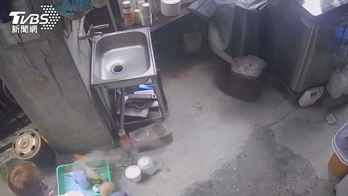 影音/髮廊漂粉放2年突自燃!竄白煙.爆炸聲 廠商:有前例