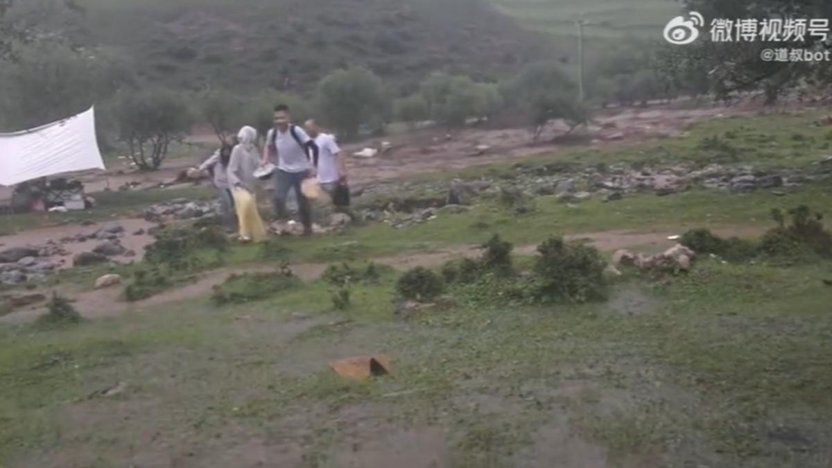 甘肅景區暴雨「2分鐘暴漲」釀10死 遊客抱樹求生驚險獲救