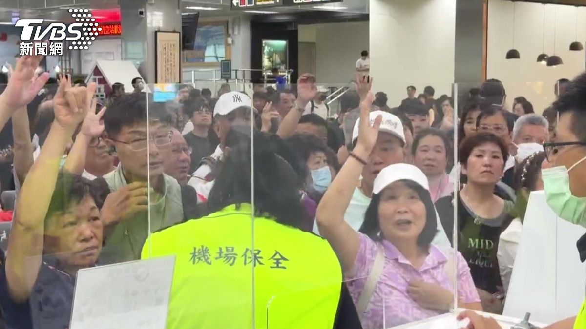 影音/紅霞颱風害癱瘓! 逾500旅客擠爆金門機場 軍機疏運仍怨聲四起