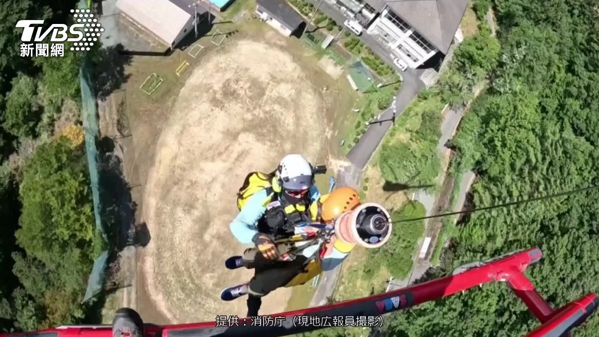 影音/日本熊本7.1強震!直升機高空吊掛救援 現場風強驚險萬分