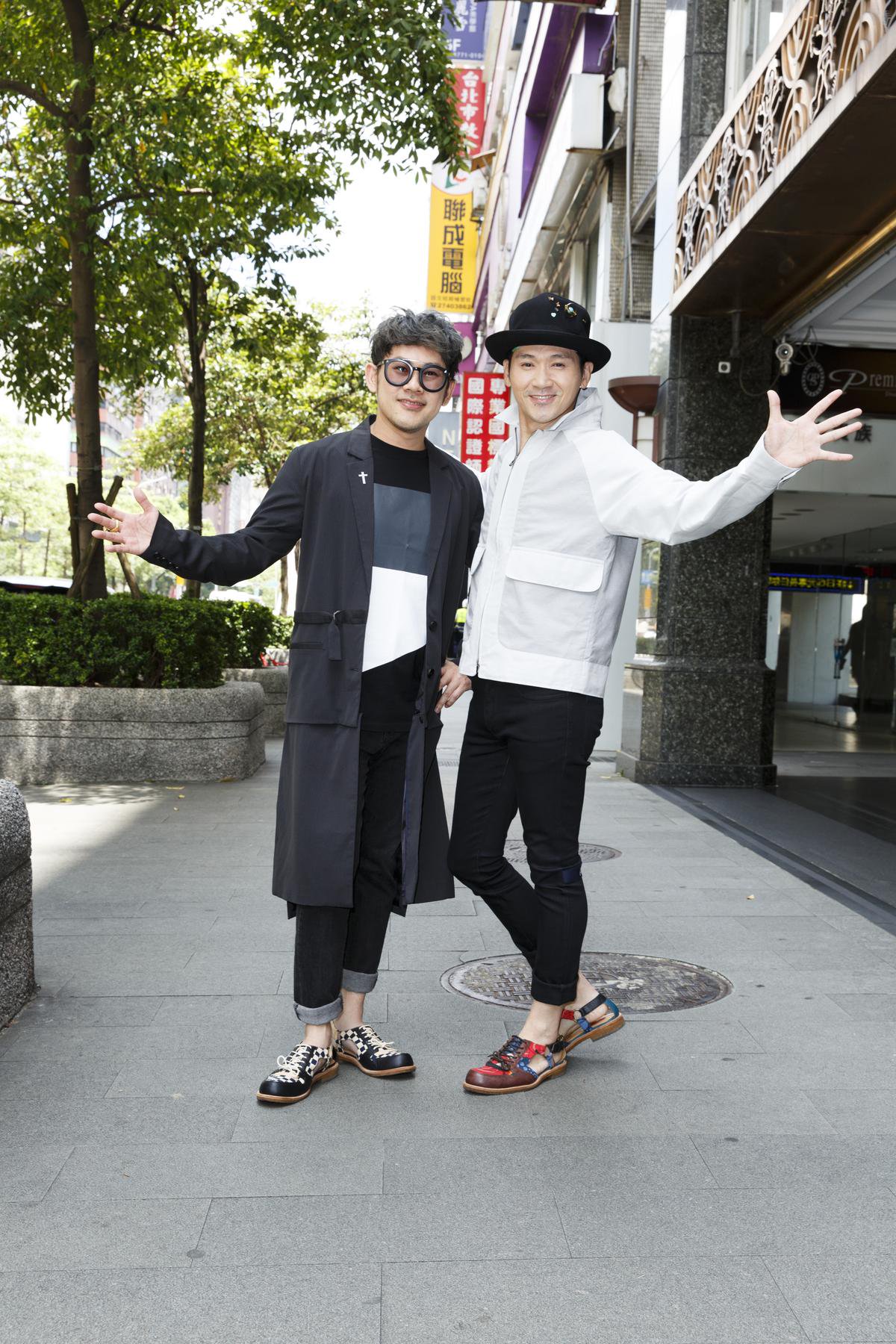 易桀齊(右)和伍冠諺笑稱設計師Jimmy Choo曾允諾認購專輯,讓2人又驚又喜。