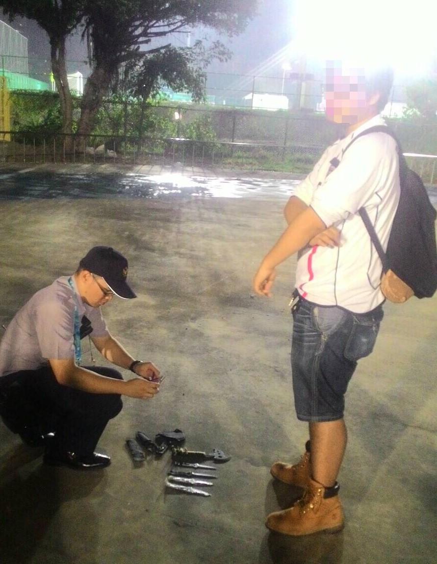 朱男(右)身帶鏢刀欲進到世大運會場,遭警方逮到辯稱防身。