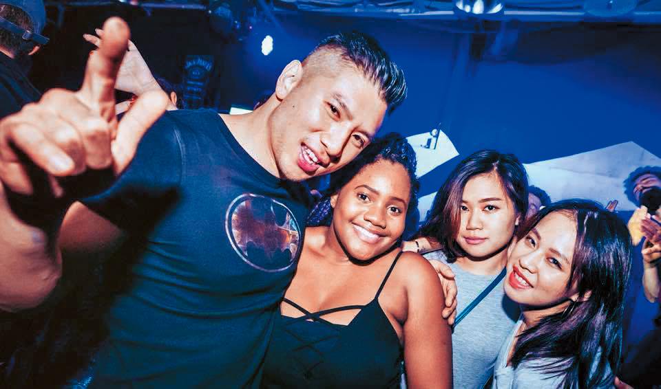 邱品叡傳出流連夜店夜夜笙歌,連自己的臉書都po出跟辣妹們的合照。(翻攝自邱品叡臉書)