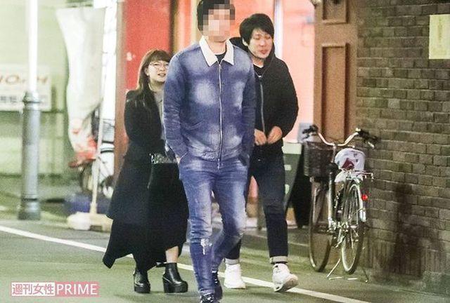 矢口真里(左)日前被拍到與男友梅田賢三約會吃燒烤。(翻攝自《週刊女性》)