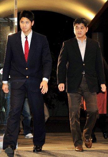 大谷翔平昔日的教練透露,大谷和父親有5年之約。(翻攝asahicom.jp)