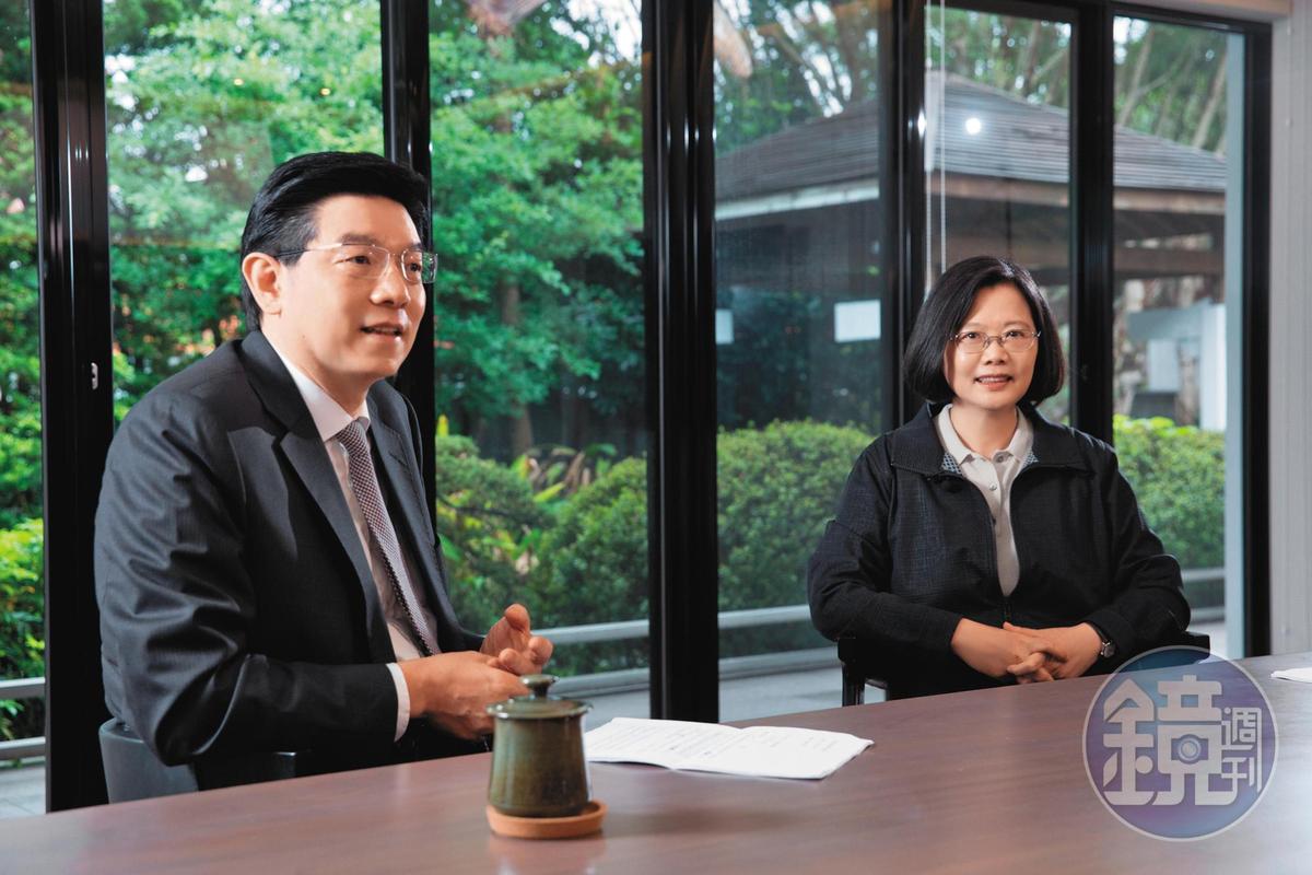 就任2週年前夕，蔡總統（右）在永和寓所接受本刊專訪，暢談施政成果及展望未來。