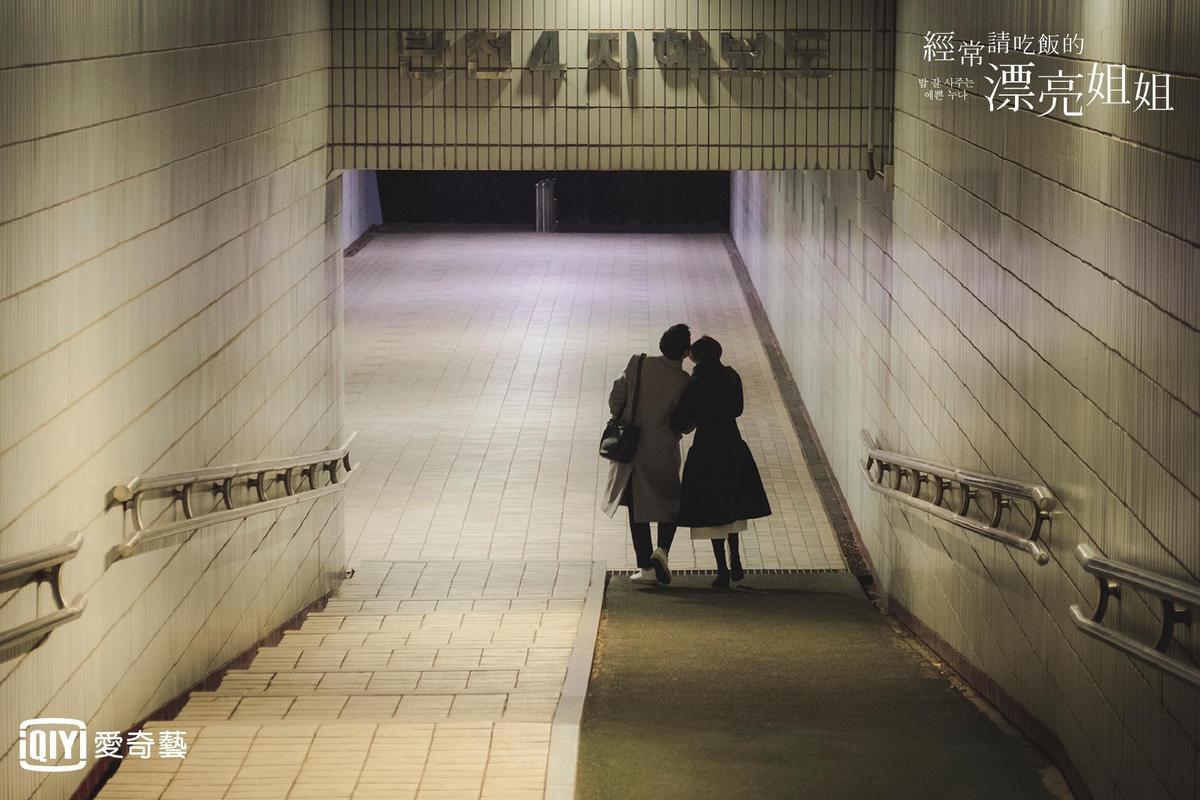 丁海寅黏TT的追求攻勢,讓觀眾大呼:「去哪都有人陪的感覺,真好。」(愛奇藝台灣站提供)