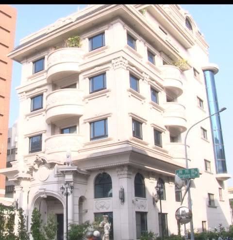 六名女賓受邀到郭國聖新興區豪宅宴會,如廁時發現女廁玻璃隔屏吊畫竟暗藏針孔攝影機,喧騰一時。(翻攝網路)