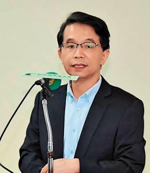 新店耕莘醫院精神科主任楊聰財認為,照顧家人應要有3班人力,給予照顧者喘息空間。(翻攝自楊聰財臉書)