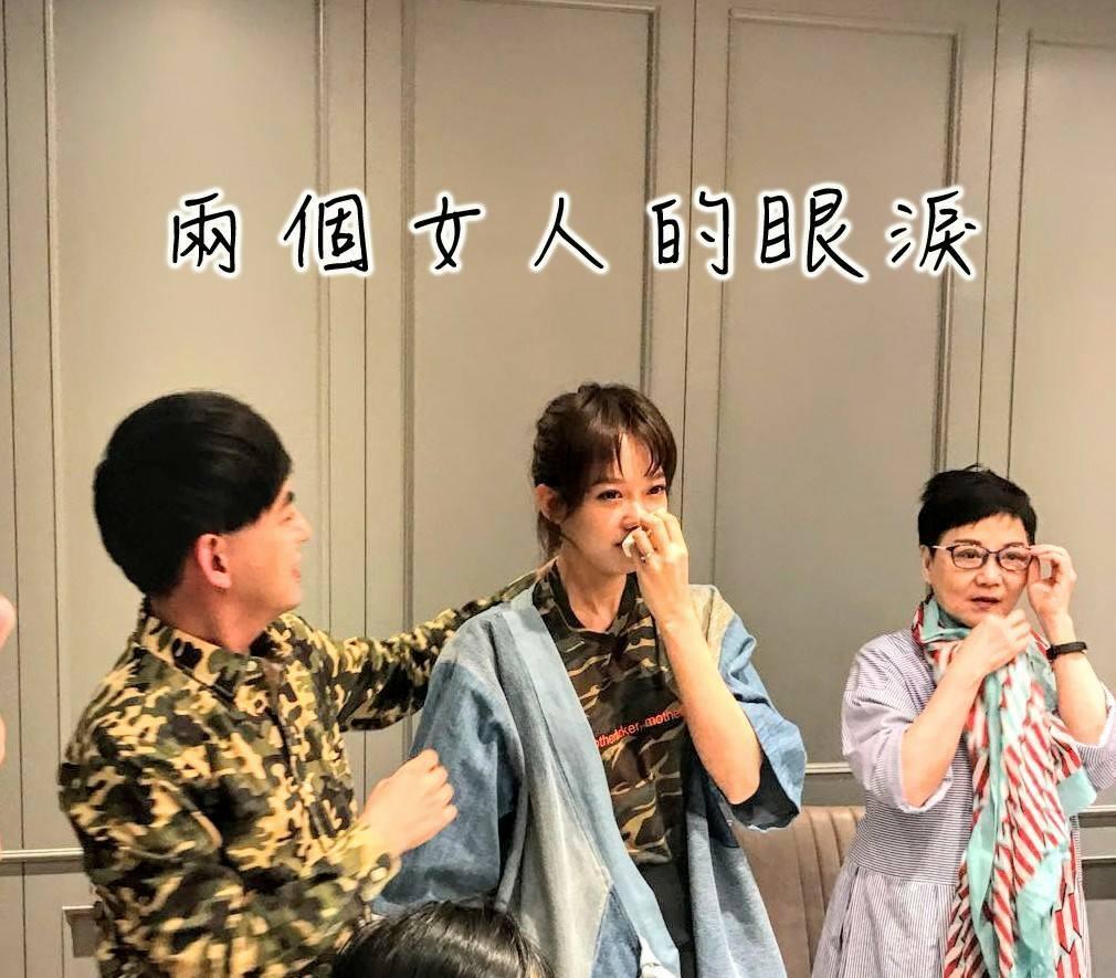 佼佼求婚，張小燕和孟耿如都感動落淚。（翻攝張小燕粉絲專頁）