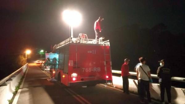 警方請消防局出動探照燈照明搜索獅頭坪橋下方的峨眉湖面。(警方提供)