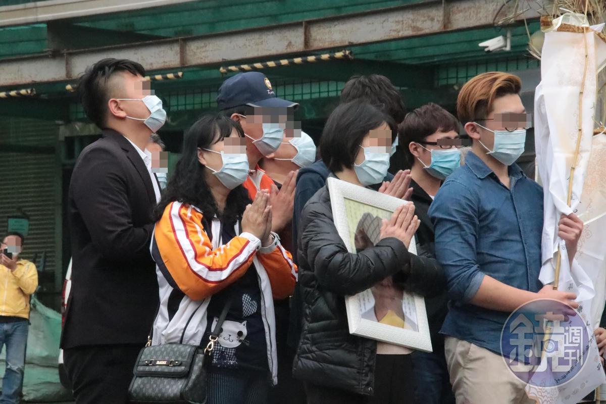 接到噩耗的家屬痛心準備喪葬事宜。