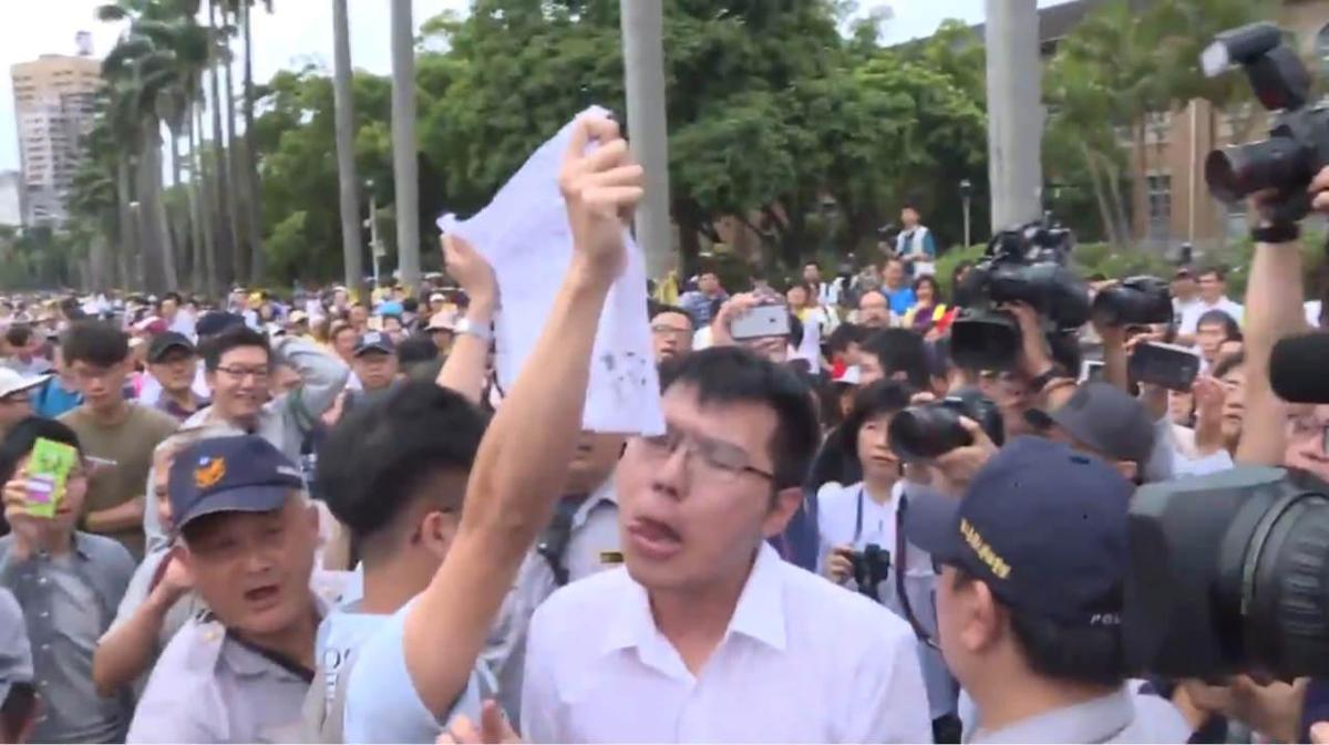 潘儒鋒的舔舌動作更被網路鄉民一番冷潮熱諷。（翻攝畫面）