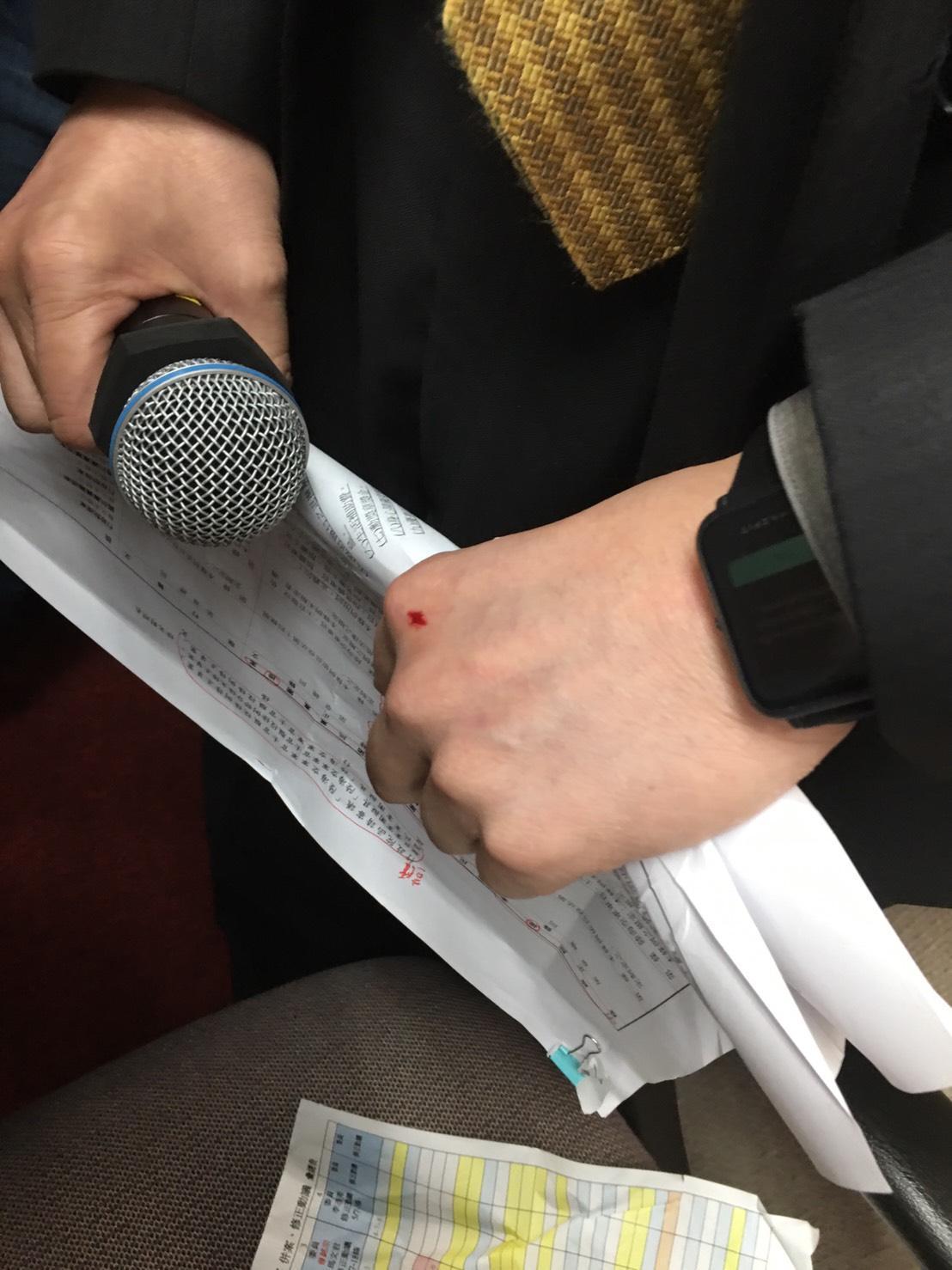 立法院外交國防委員會今審查軍人年改相關法案,程序結束後藍綠發生推擠,造成一名議事人員被劃傷。(圖/綠委羅致政提供)