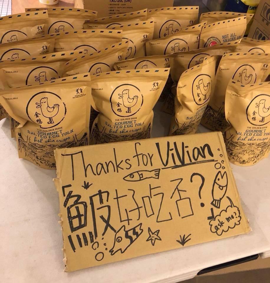 徐若瑄為了感謝劇組的辛苦,她還特地託人從新加坡帶回「鹹蛋魚皮」請所有人品嘗。(翻攝自徐若瑄臉書)