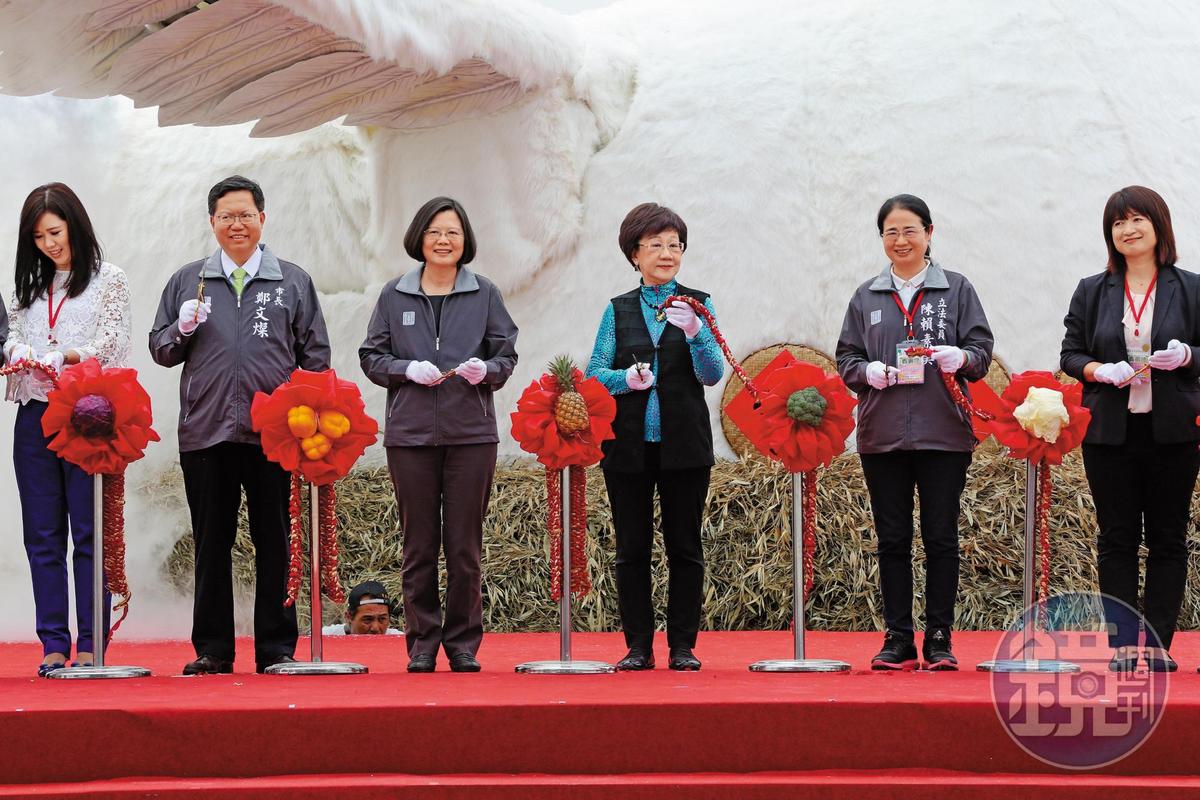 蔡英文(左3)、呂秀蓮(右3)民進黨2大天后於桃園農業博覽會同台亮相。