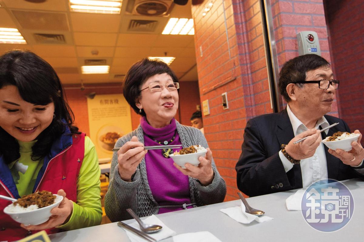 呂秀蓮造訪台北地下街,大啖滷肉飯,但她稱自己不重吃,沒有物欲,生活宛如老僧入定。