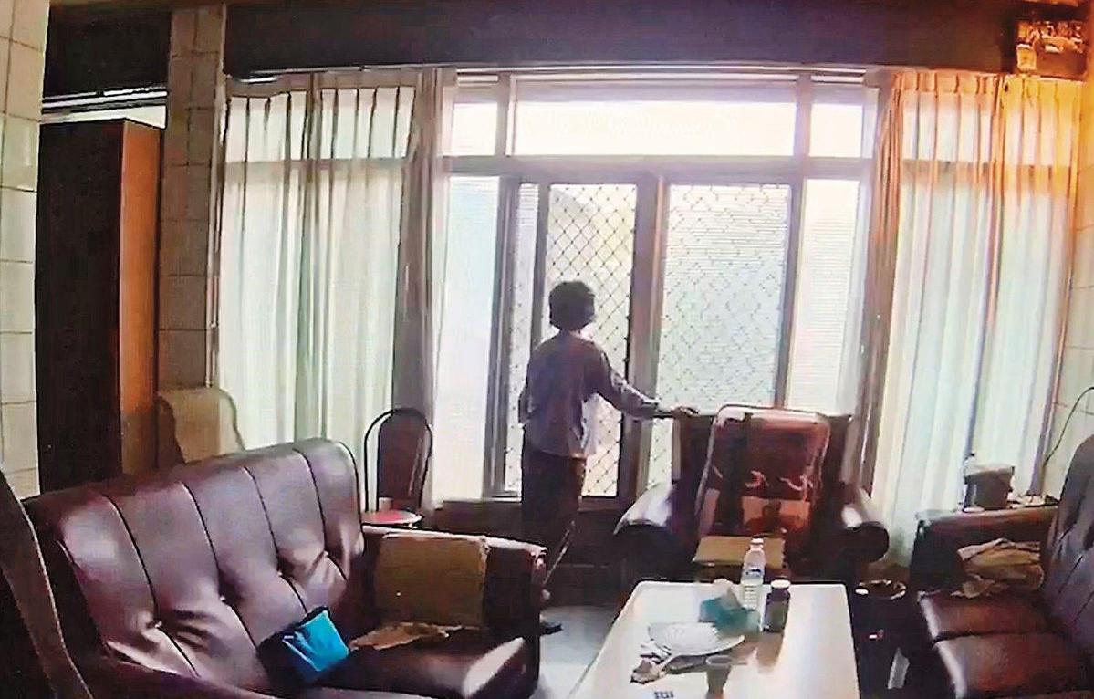 監視器拍到案發上午凶嫌外婆李胡木哖最後的身影,令人不勝唏噓。(翻攝畫面)