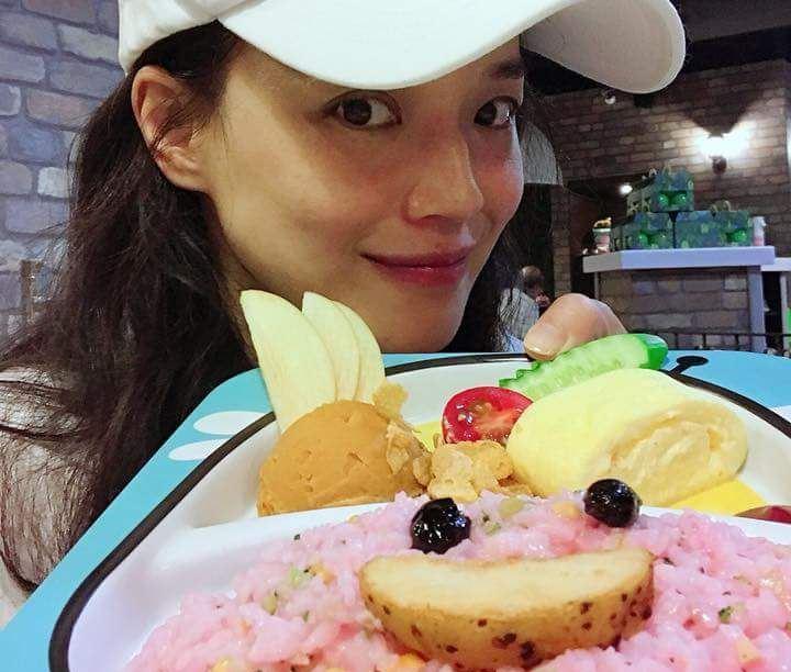 舒淇不用工作,陪著好友及小孩去親子餐廳吃飯,對於親子餐廳分貝高,她笑言當媽很偉大。(翻攝自舒淇臉書)