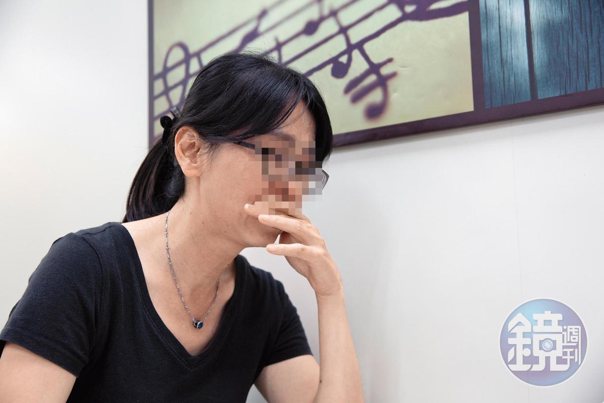 疑因管教問題遭校長記申誡的葉老師,聲淚俱下地控訴校長不但下令不准通報性平事件,還記她申誡報復。
