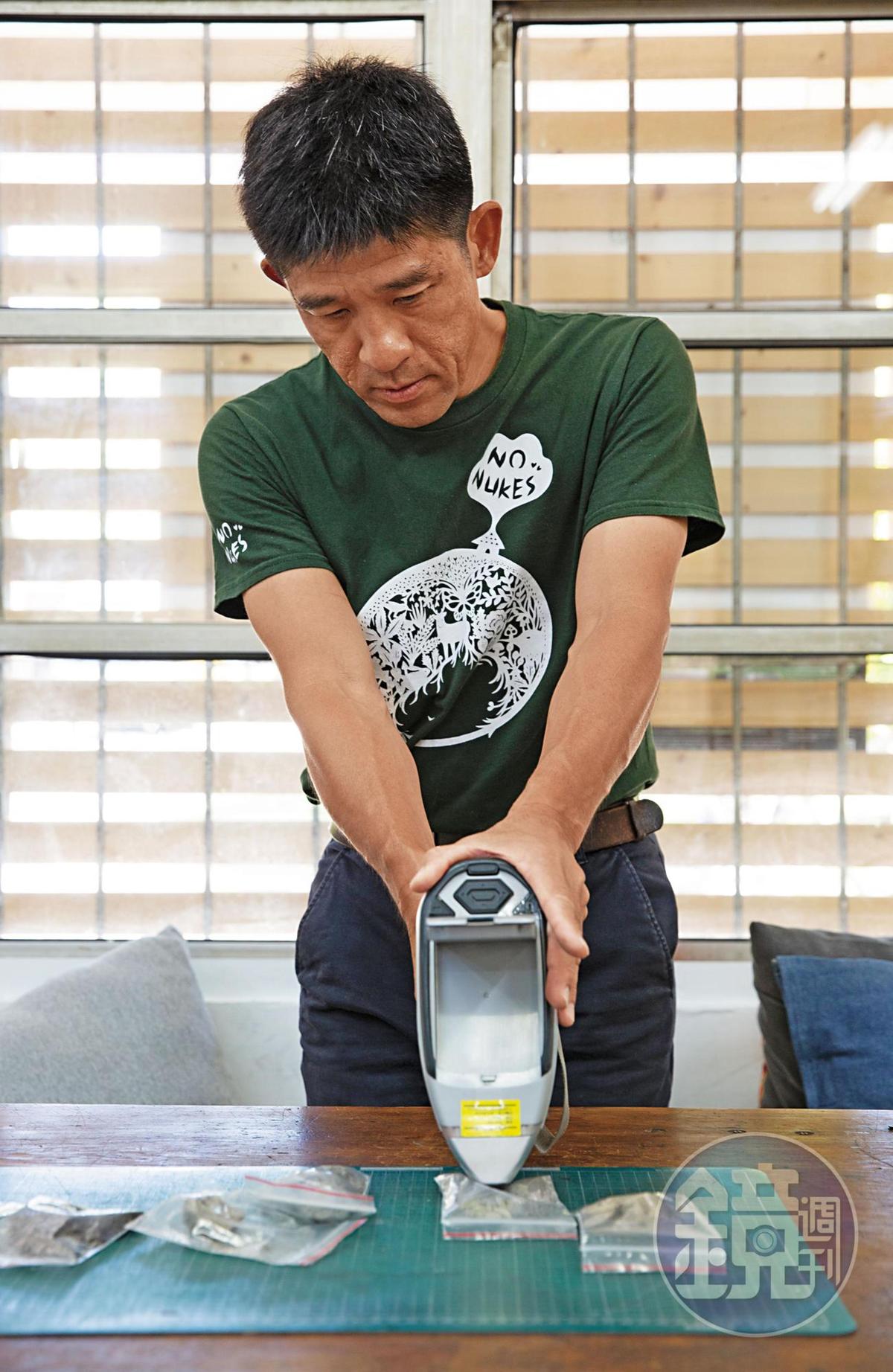 台南市社區大學環境小組成員晁瑞光以X光重金屬檢測儀,驗出土壤樣本內的銅濃度嚴重超標。