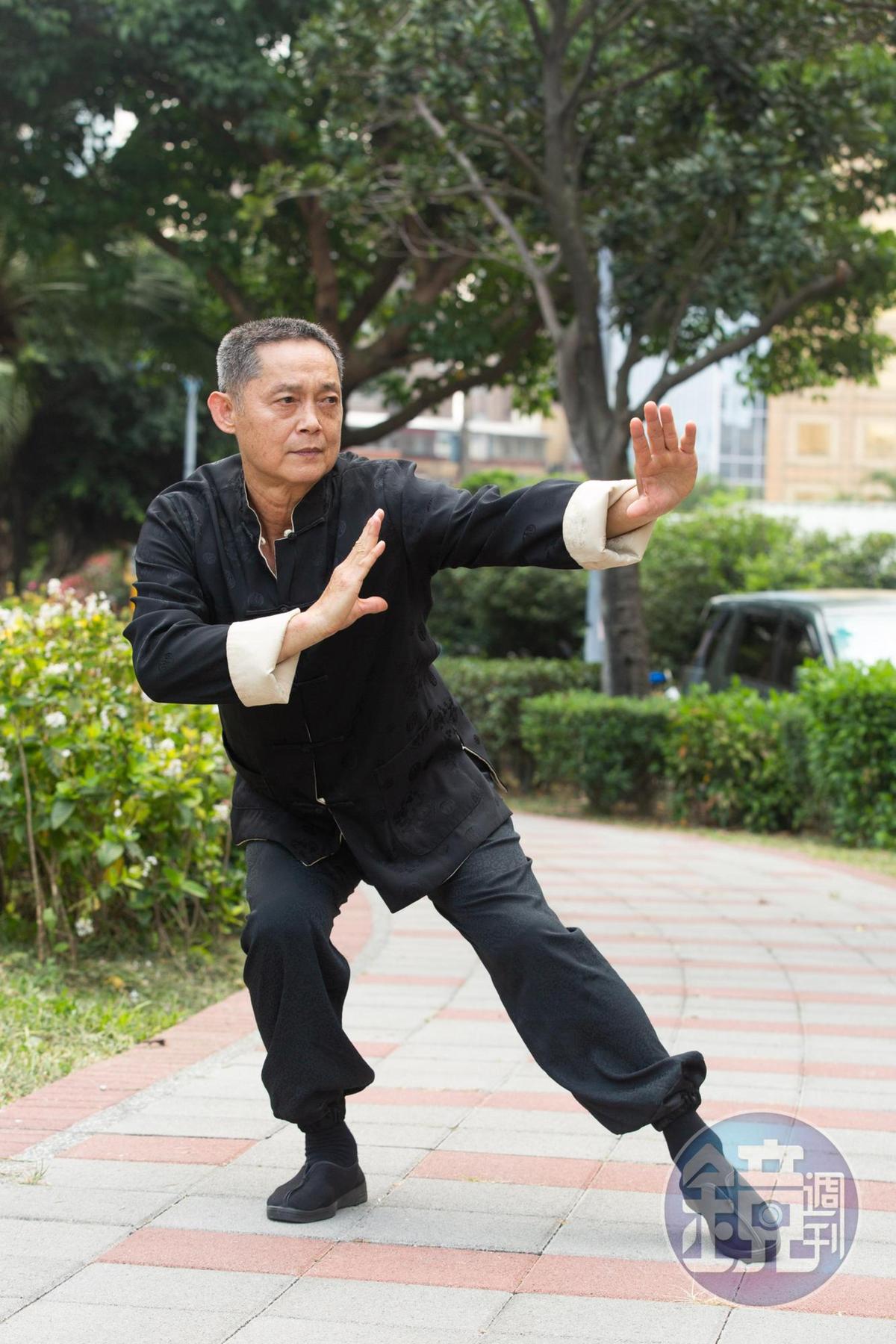 戲外鄭平君喜愛健身,平時還會揚帆出海,目前過著愜意的退休生活。