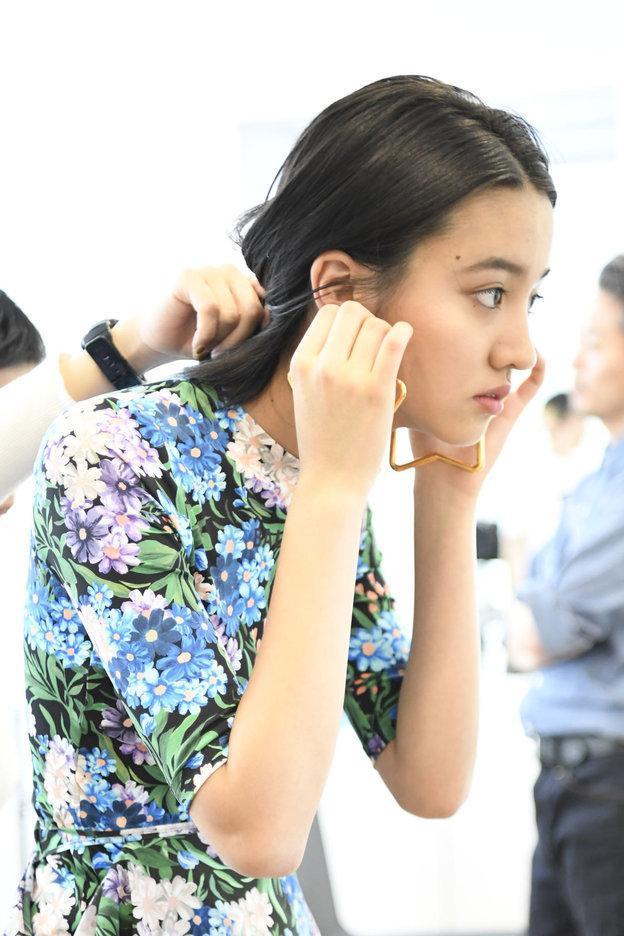 光希年僅15歲,已經有專業模特兒架勢。(翻攝自《ELLE Japan》網站)