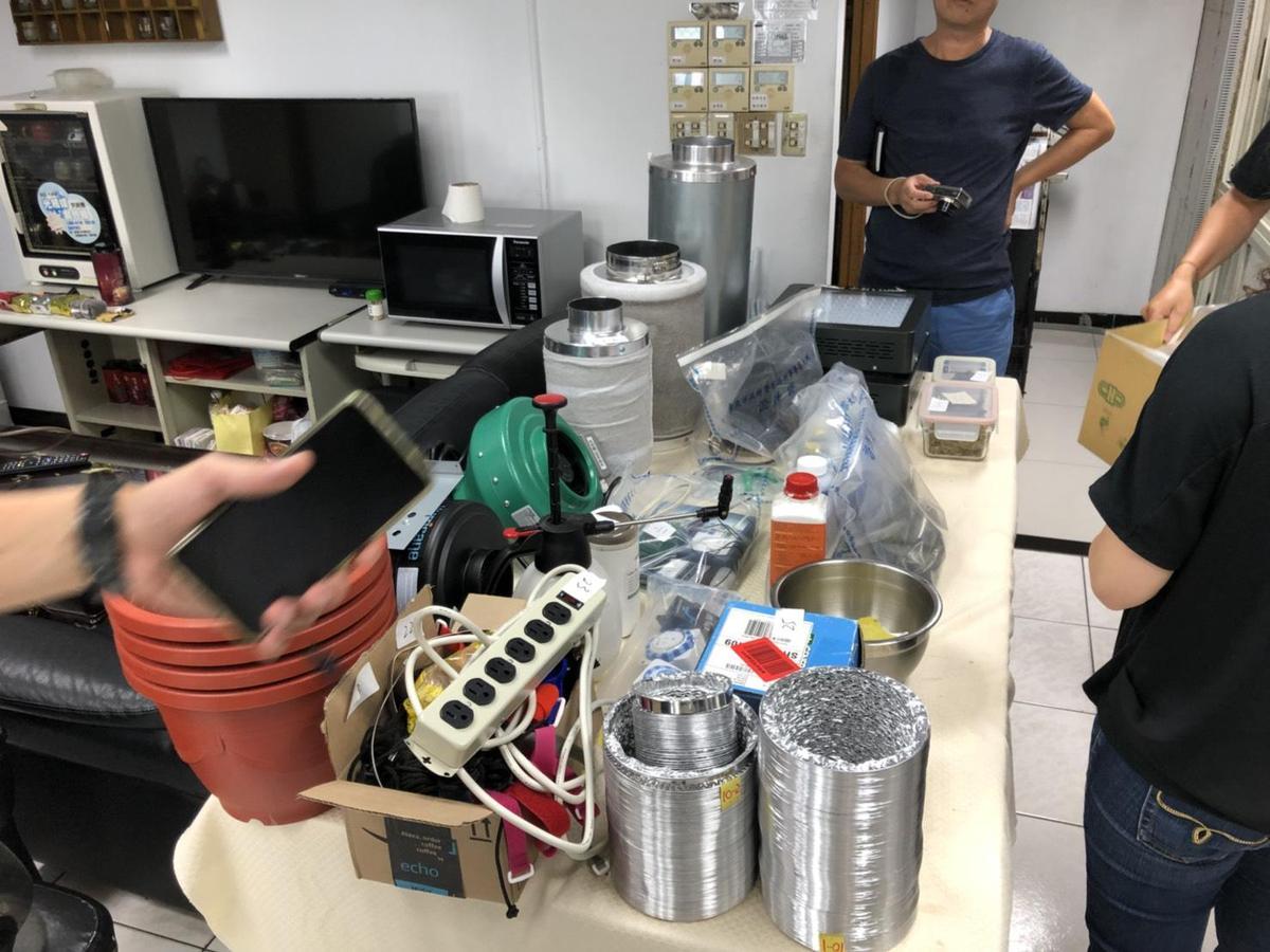 凱爾位於南港的租屋處被起出大量大麻製成工具。(警方提供)