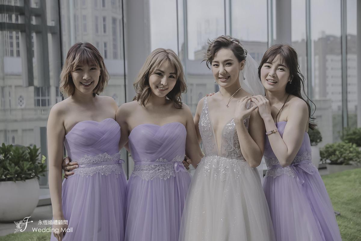 李懿(左一)、舒子晨(左二)以及表妹Dime(右一),擔任劉雨柔的伴娘。(米兔哥娛樂)