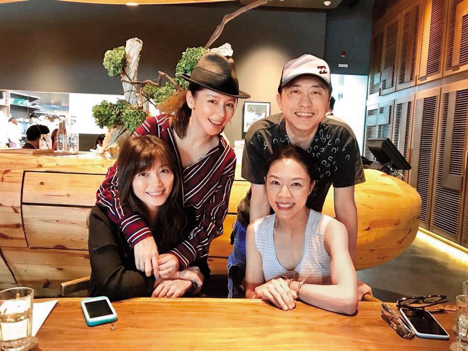 哈林去年與張嘉欣(前排右一)夫妻倆一同和徐若瑄(後排左一)相約吃飯,過去的他鮮少會與圈內朋友和另一半聚餐。(翻攝自徐若瑄粉專)