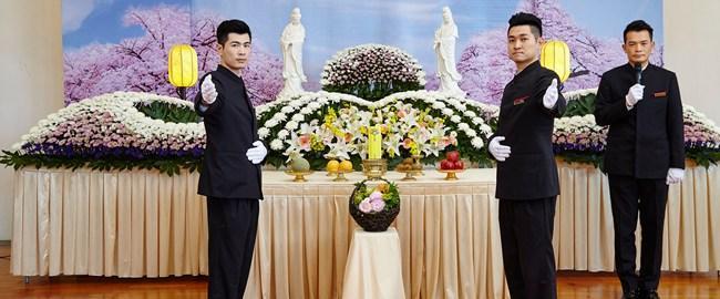 床罩的樣式與配色,讓人不經意聯想到「治喪期間」所用擺設與配色。(翻攝自龍巖官網)
