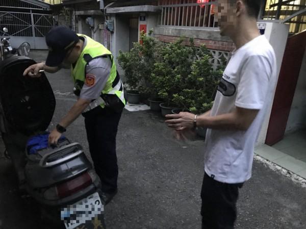 羅男因吸毒牙齒掉光,身材瘦弱,因毒品遭通緝,被東勢派出所巡邏員警查獲(警方提供)