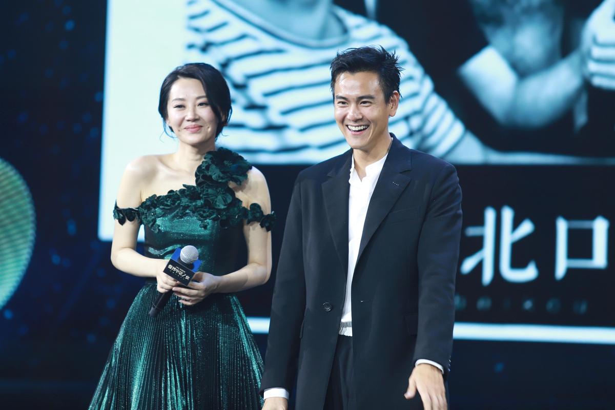 彭于晏與許晴合拍電影《邪不勝正》,片中有不少曖昧對手戲。圖為共同出席電影宣傳。(東方IC)