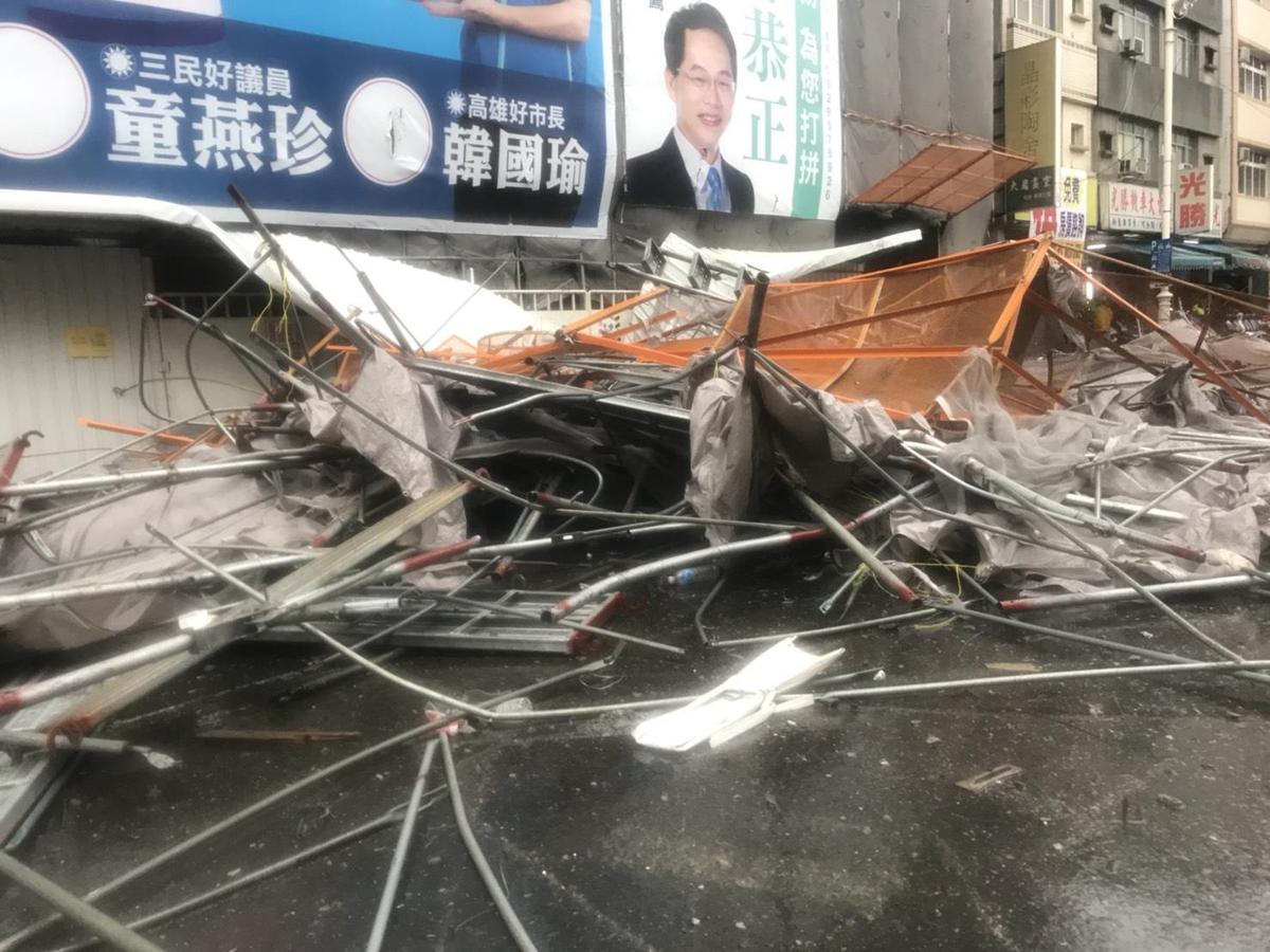 大樓工地鷹架從15公尺高空墜落,現場一片凌亂。(警消提供)