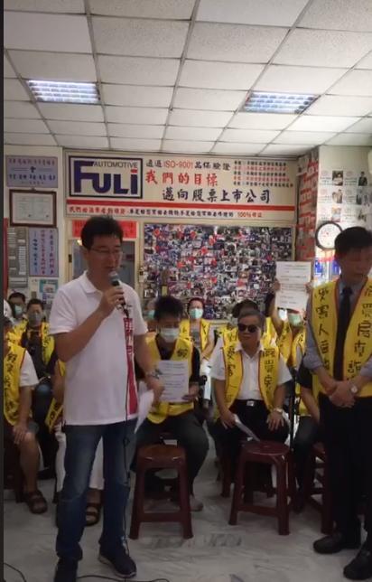 台北市議員李慶元開直播控訴中華地政事務所涉買屋詐騙。(翻攝臉書)