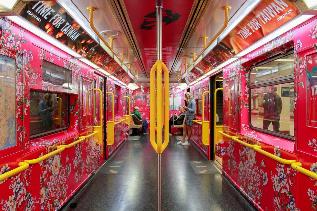 內車廂設計則是由旅美視覺藝術家江孟芝操刀,由客家花布為背景,反映台灣的紡織文化。(翻攝江孟芝臉書)