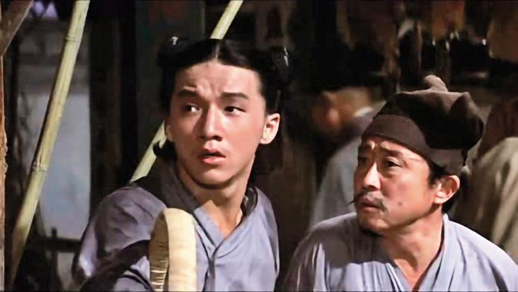 成龍拍攝《金瓶雙艷》時,年僅20歲。他雖然有著毛躁個性,卻對所有玉女明星體貼入微,讓當時很紅的甄珍對他留下很好的印象。