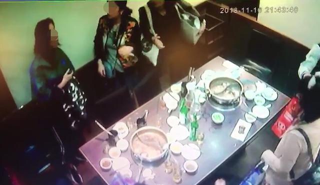 中國客們吃完火鍋就起身走人,完全無人付帳。(翻攝畫面)