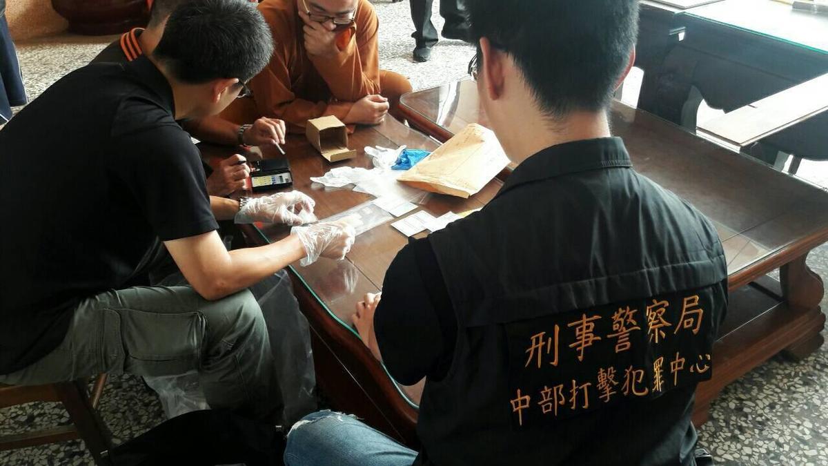 警方上崇佛寺抓人時,住持大聲示警,但開泓仍被警方帶回偵辦。(警方提供)
