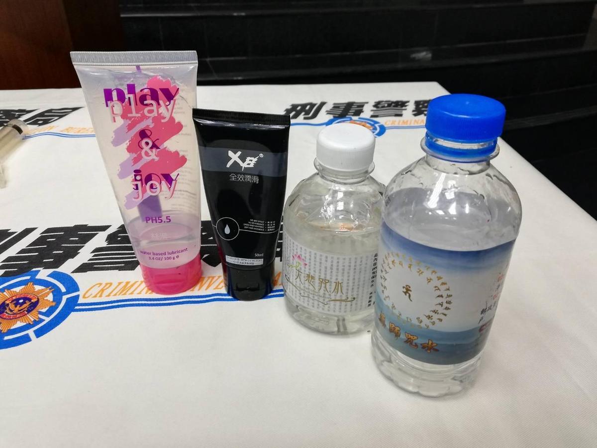 開泓將潤滑液裝在大悲咒水瓶內,令警方傻眼。
