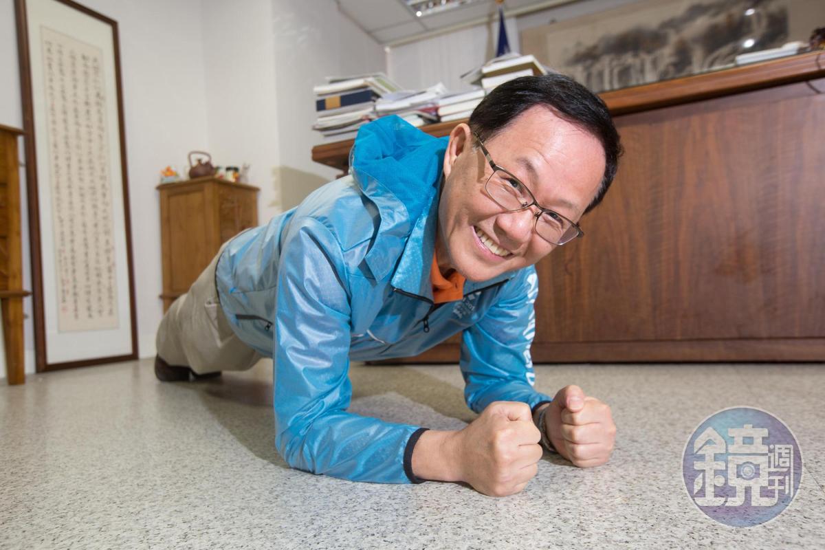 常人對丁守中的評價是問政認真,個人特質不強,連競選團隊動員組執行長水雲翔都說他溫和得如一杯白開水。