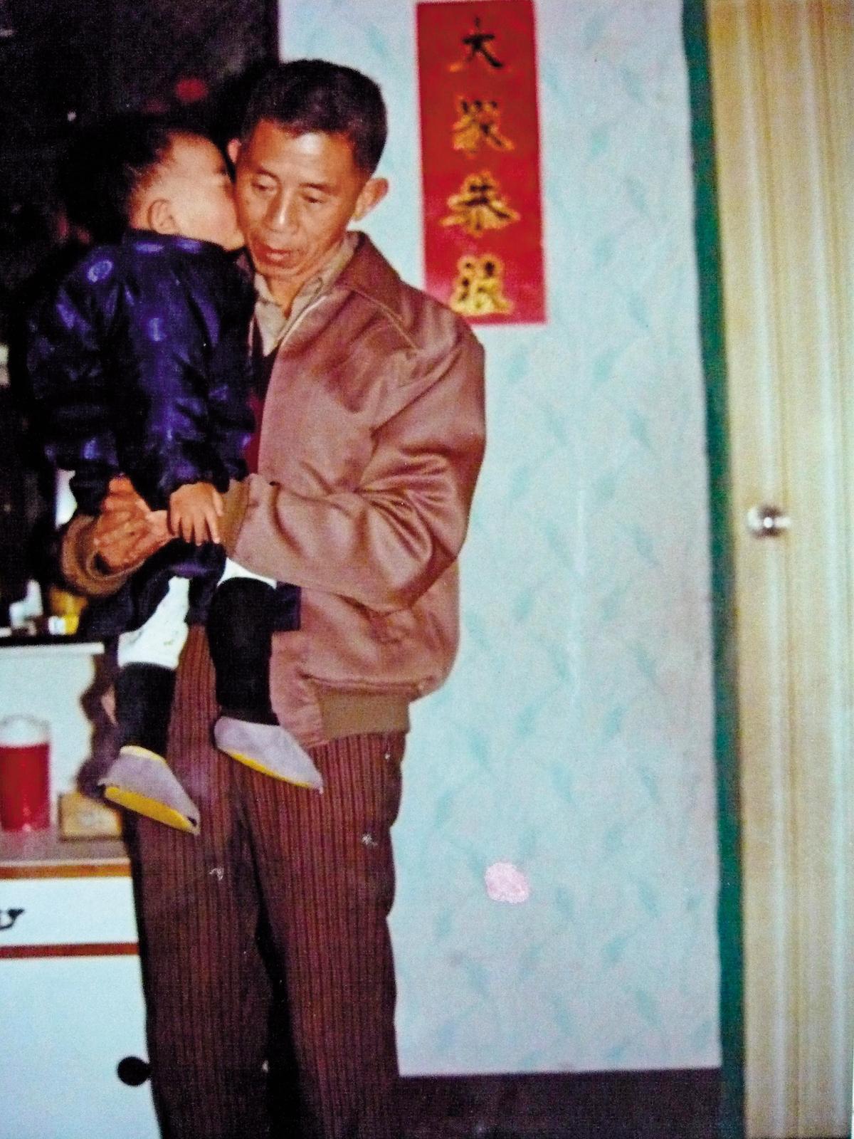 徐志雲是父親55歲才生下的孩子,如此親密的擁抱也只存在於年幼時,日漸成長後,父子關係漸漸崩壞疏離。(徐志雲提供)