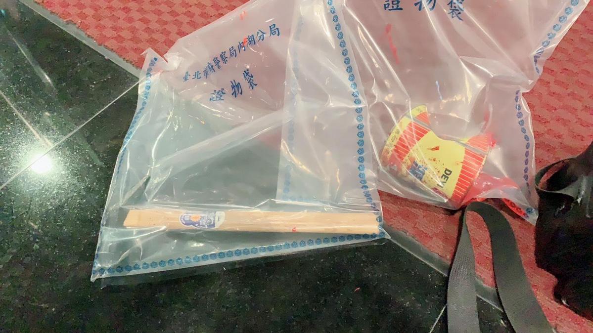 現場遺留的鐵鎚。(警方提供)
